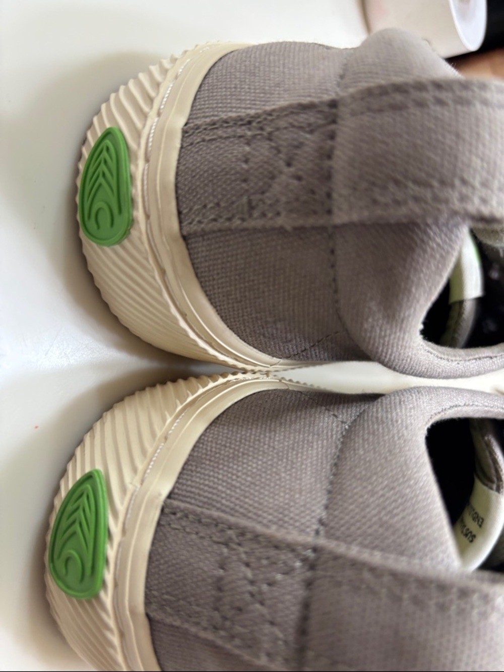 Cariuma Women’s Gray Canvas Low-Top minimalist Sneakers - Picture 7 of 7